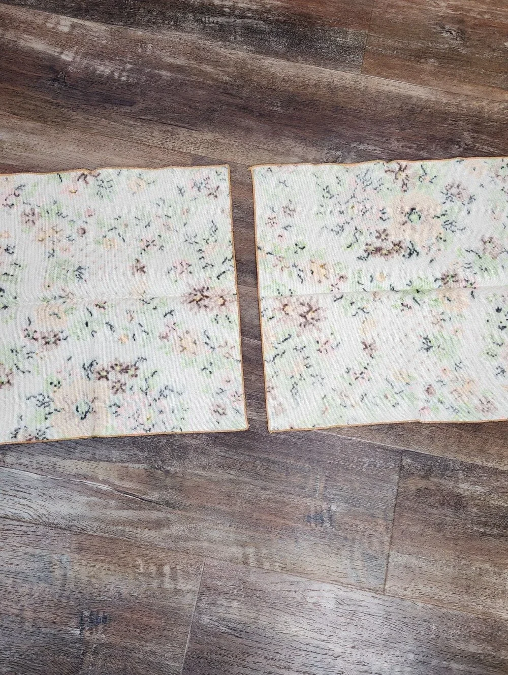 🌼 Vintage 1970s Floral Faux Cross-Stitch Napkin Set 🌼